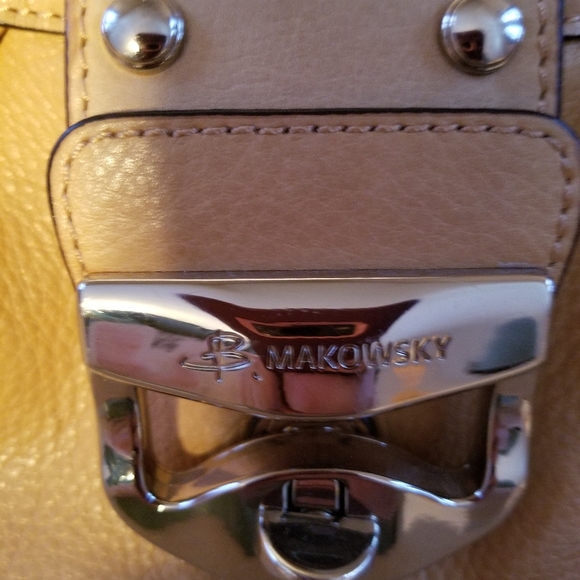 B. Makowsky genuine leather purse - Picture 2 of 10